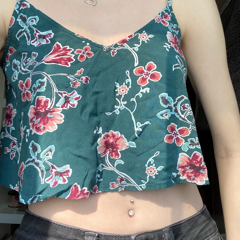 2/12👀Cropped tank top